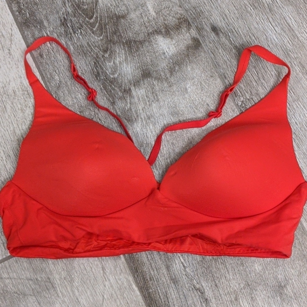 Victoria's Secret body by Victoria wireless bra